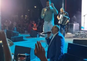„NEK VODE ME NA SUD“: Dodik prisustvovao koncertu Nikole Rokvića i zapjevao poznati hit (FOTO/VIDEO)