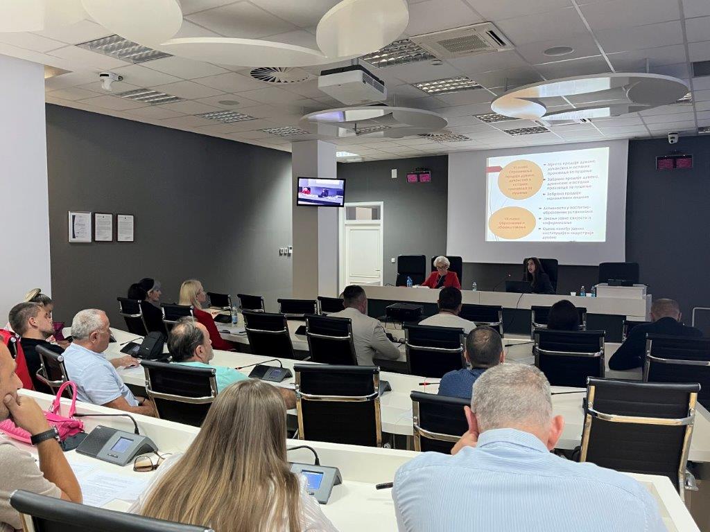 MALOLJETNICI NEĆE MOĆI KUPOVATI ELEKTRIČNE CIGARETE: Održana javne rasprava o Nacrtu zakona o zaštiti zdravlja stanovništva od duvanskih i ostalih proizvoda za pušenje