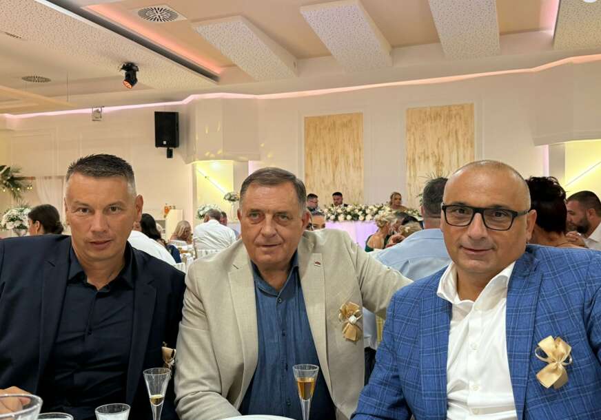 „УЗ ПЈЕСМУ, ОСМИЈЕХЕ И ВЕСЕЉЕ“: Додик, Нешић и Бањац заједно за столом на свадби код пријатеља