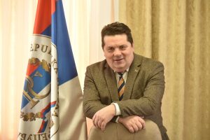 „ZASTAVU PODIGNIMO VISOKO KAO NEUNIŠTIV ŠTIT“: Stevandić čestitao Dan srpskog jedinstva