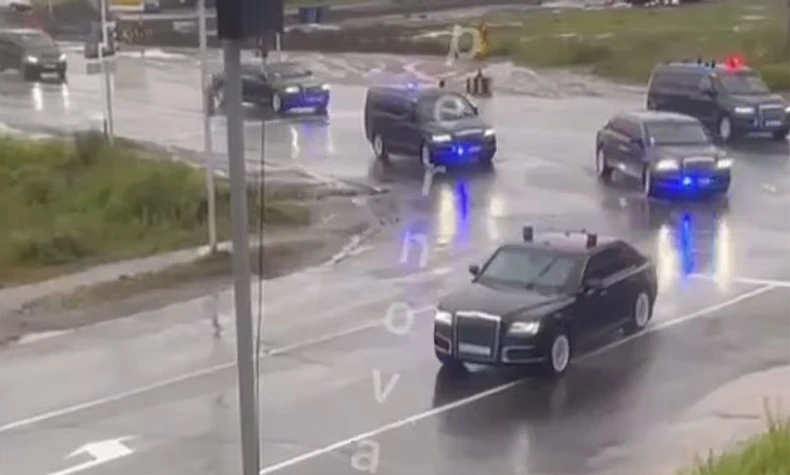 UOČI ISTORIJSKOG SAMITA: Putin krenuo ka Aljasci – pogledajte kolonu