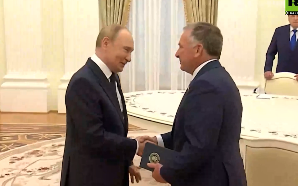 „ДИЈАЛОГ ЋЕ ПОБИЈЕДИТИ“ Завршен састанак Путина и Виткофа у Москви, разговор трајао три сата (ВИДЕО)