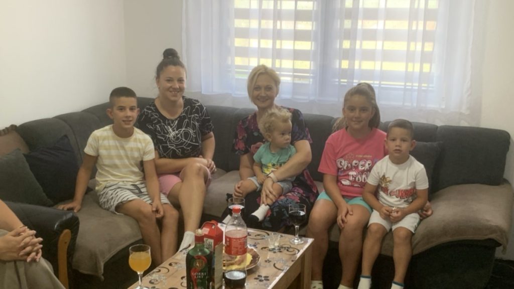 MINISTARKA ČABRIĆ KOD PORODICE BOMEŠTAR: Za podršku nezaposlenim roditeljima četvoro i više djece Vlada izdvaja 5,7 miliona KM