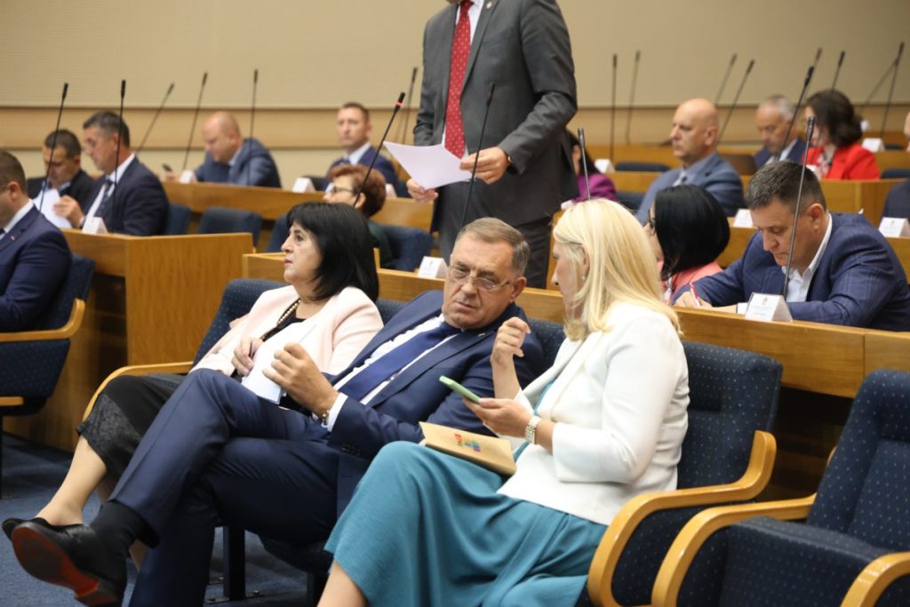 U TOKU POSEBNA SJEDNICA: Dodik i Cvijanovićeva stigli u Narodnu skupštinu