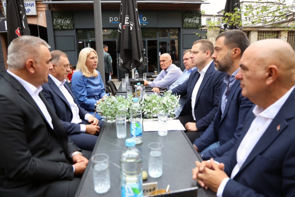 „U NOVE POBJEDE KREĆEMO U DOBROM RASPOLOŽENJU“: Predsjednik Srpske sa saradnicima u šetnji Banjalukom (FOTO)