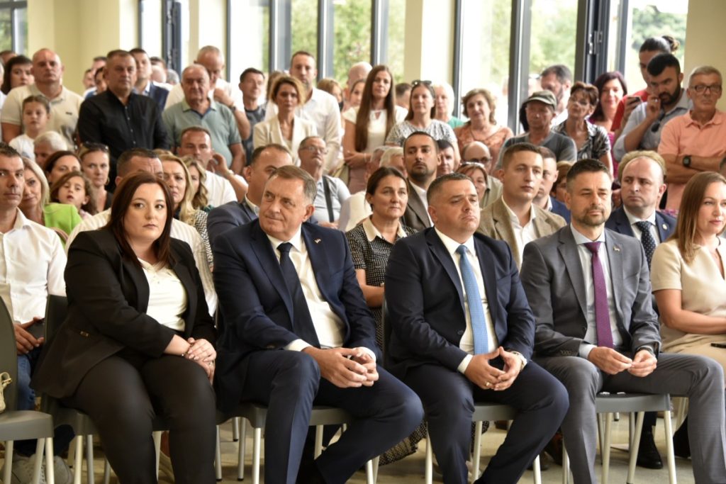 „SAMO NAROD KOJI ULAŽE U OBRAZOVANJE IMA SIGURNU BUDUĆNOST“: Dodik prisustvovao otvaranju Srednjoškolskog centra u Laktašima (FOTO)