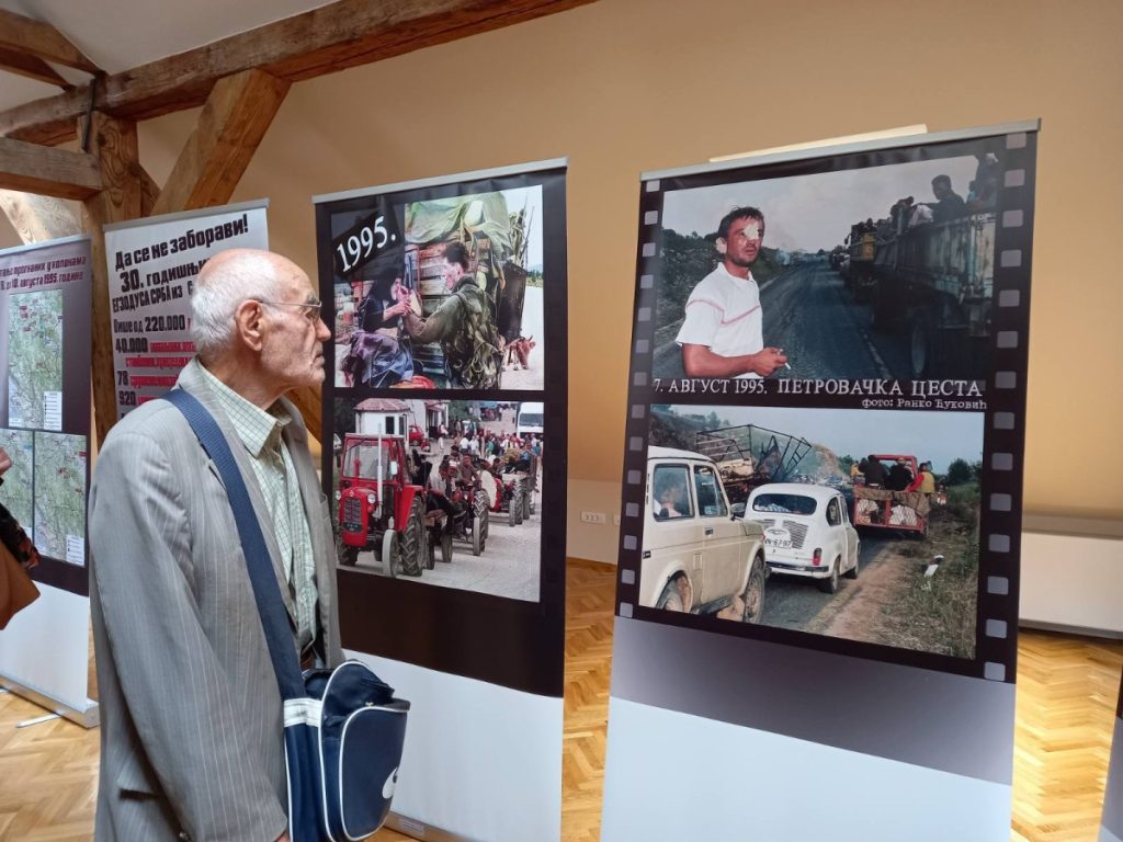 „HRVATIMA DANAS SMETAJU I MRTVI SRBI“: U Banjaluci otvorena izložba „Da se ne zaboravi – 30 godina od egzodusa iz Republike Srpske Krajine“ (FOTO)