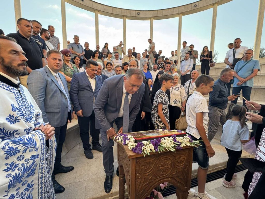 „HERCEGOVAČKI MUČENICI KRVLJU OSVJEŠTALI HERCEGOVINU“: Episkop Pajsije izgovorio posebnu besjedu u Prebilovcima (FOTO)