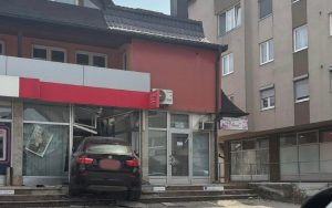 TEŠKA SAOBRAĆAJKA U TESLIĆU: BMW beogradskih tablica uletio u banku