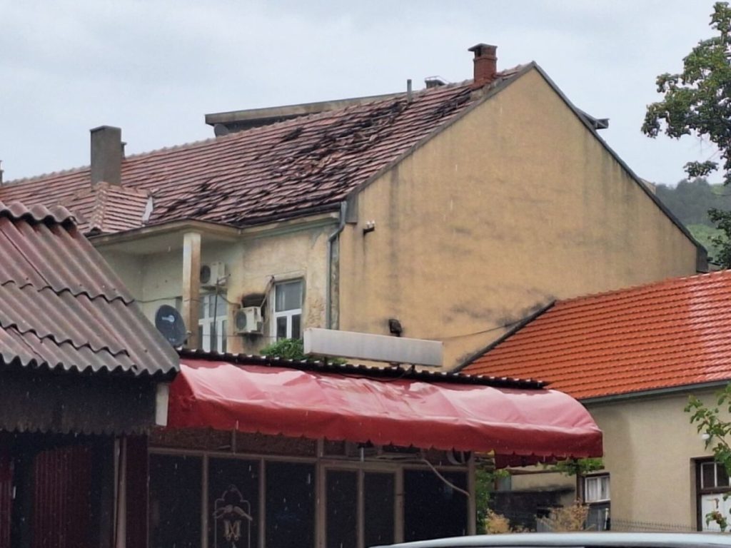 GROM UDARIO U KUĆU: Olujno nevijeme u Bileći, izdat apel građanima