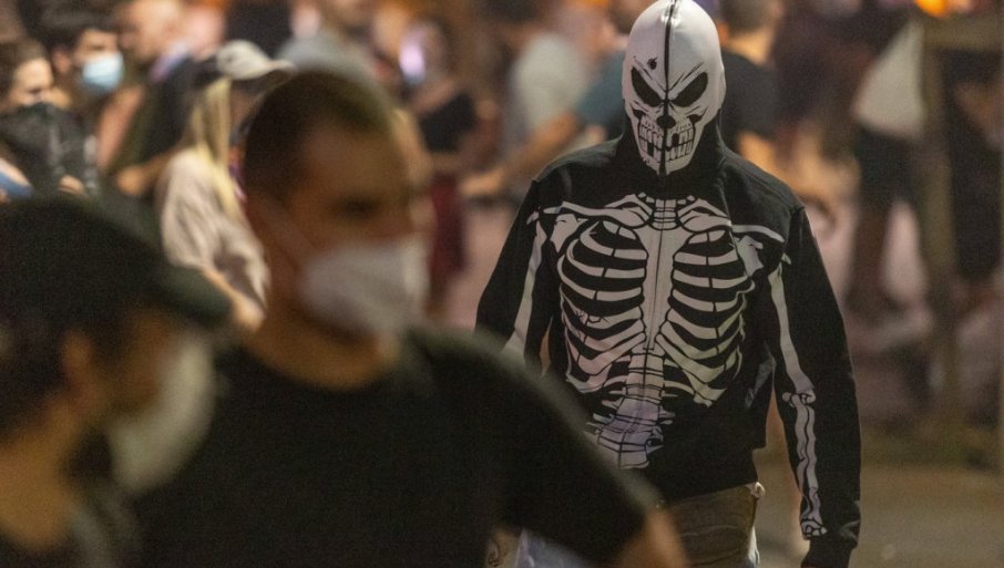 BLOKADERI RUŠE I SPALJUJU PO SRBIJI: Pogledajte kako su nasrtali na policiju i palili kontejnere (VIDEO)