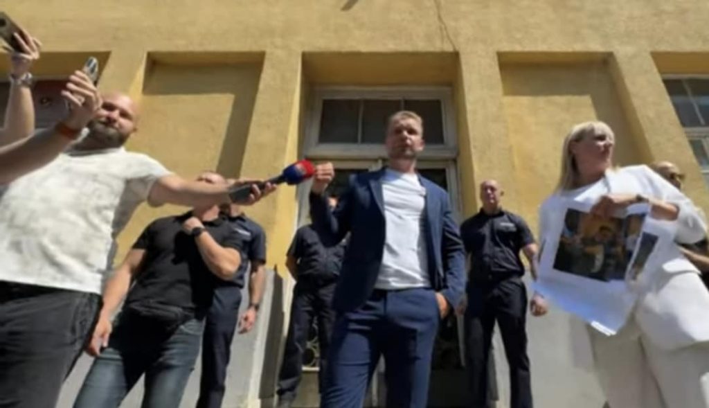 VERBALNI SUKOB ISPRED SOKOLSKOG DOMA: Stanivuković i Rodić u žestokoj raspravi