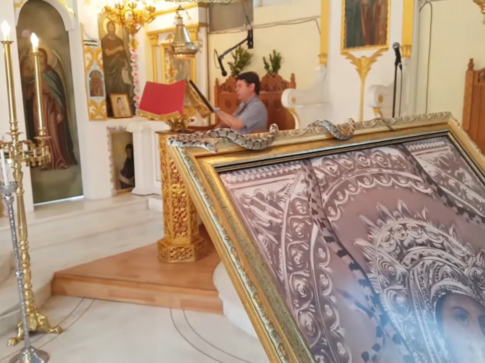 ZMIJE U CRKVI NA VELIKU GOSPOJINU: Pogledajte šta znači ovaj neobičan fenomen (FOTO)