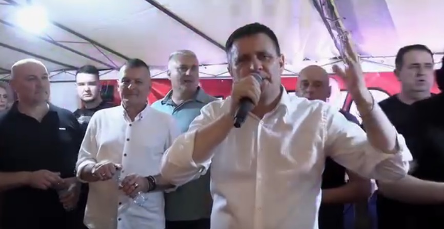 „МИЛОРАД ЈЕ ДОЖИВОТНИ СРПСКИ ПРЕДСЈЕДНИК“: Ђајић пјевао крајишке пјесме (ВИДЕО)