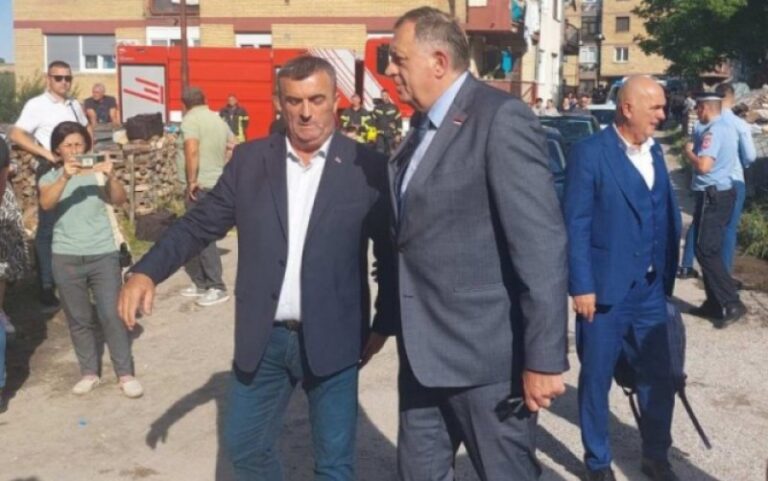 DODIK U VLASENICI: Obišao zgradu u kojoj su juče gorjeli stanovi (FOTO)