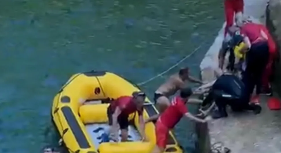 DRAMA NA SKOKOVIMA SA PLIVSKOG VODOPADA U JAJCU: Takmičar spasio posjetioca od utapanja (FOTO)