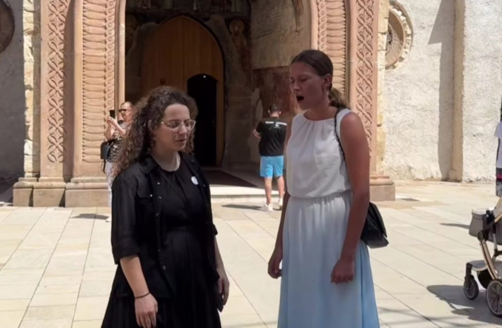 U ČAST GOSPODU: Članica etno grupe „Trag“ zapjevala u porti manastira Žiča (VIDEO)