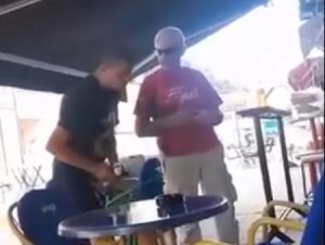 UZNEMIRUJUĆI SNIMAK IZ GRAČANICE: Konobar nokautirao gosta u bašti kafića