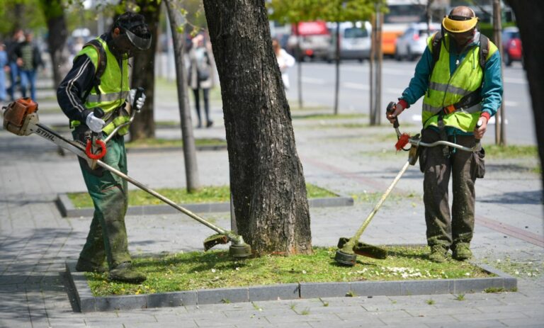 UPOZORENJE ZA VOZAČE U BANJALUCI: Radnici kose travu uz puteve, budite oprezni