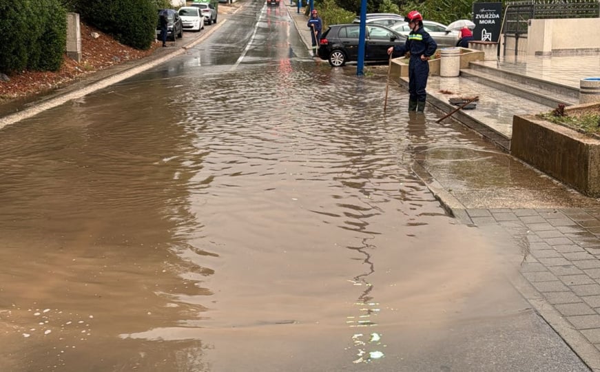 НЕУМ ПОД ВОДОМ: Застрашујући призори невремена
