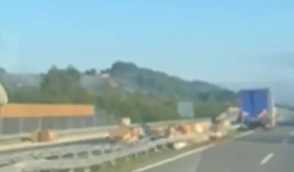 OGLASILI SE IZ AUTO-MOTO SAVEZA SRPSKE: Nema povrijeđenih u prevrtanju kamiona na autoputu „9. januar“ (VIDEO)