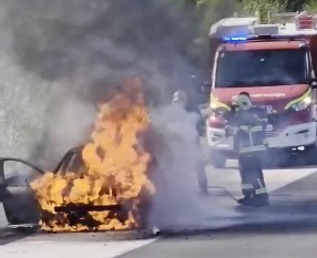 POŽAR NA PUTU BANJALUKA-PRNJAVOR: Zapalio se automobil (VIDEO)