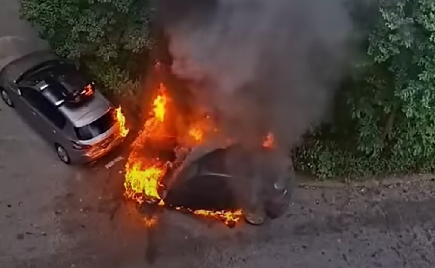 СНИМАК ПОЖАРА НА ГРБАВИЦИ: Полиција трага за пироманом (ВИДЕО)