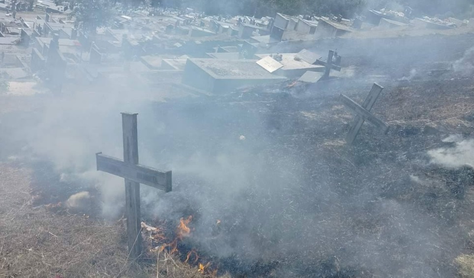 VATRA ZAHVATILA I GROBOVE: Pogledajte fotografije požara na Novom groblju u Banjaluci