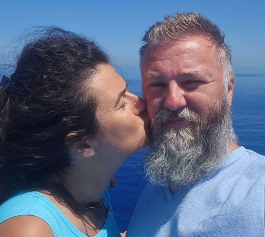 „ДА БИ ЧОВЈЕК НАШАО ЧОВЈЕКА…“ Отац Предраг Поповић открио шта је важно за дуготрајан брак (ФОТО)