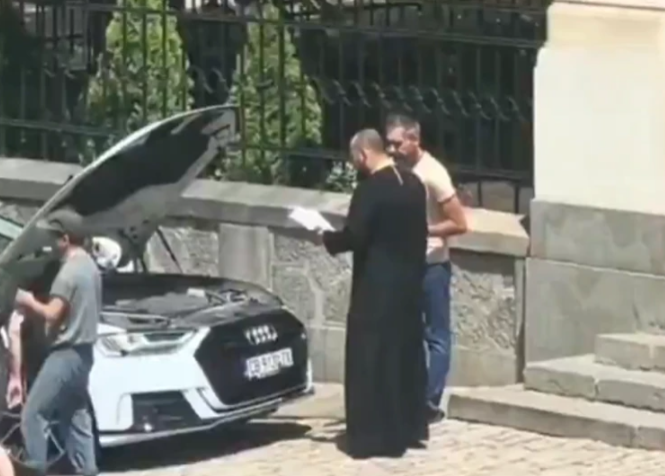 VIRALAN SNIMAK: Sveštenik izašao iz crkve, pa prišao autu sa podignutom haubom i očitao molitvu (VIDEO)