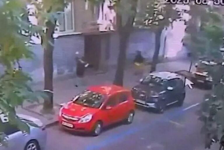 JEZIVO UBISTVO U UKRAJINI: Likvidiran političar, napadač mu prišao sa leđa (UZNEMIRUJUĆI VIDEO)