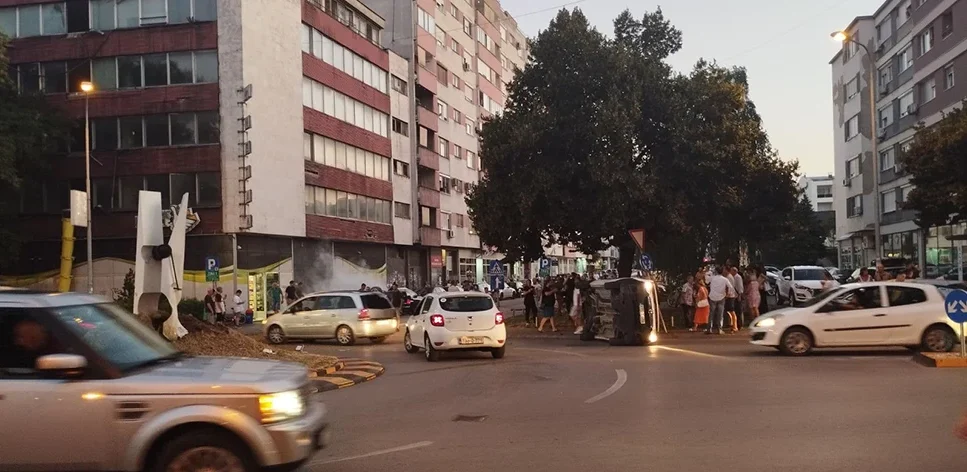 AUTOMOBIL ZAVRŠIO NA KROVU: Teška saobraćajna nesreća u centru Banjaluke