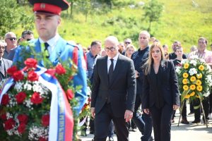 ВУЧЕВИЋ НА ПОМЕНУ ЗА УБИЈЕНЕ НА ПЕТРОВАЧКОЈ ЦЕСТИ: Срби морају да сачувају Српску и Србију
