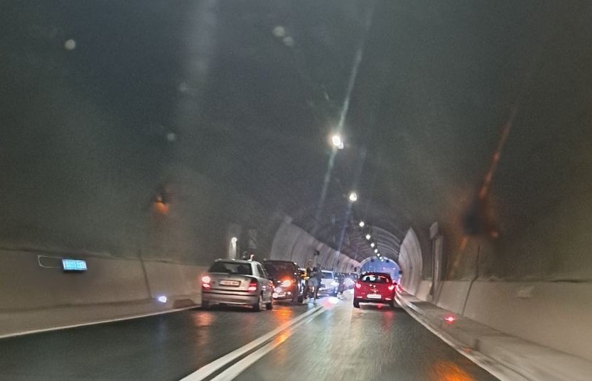 STRAVIČNA NESREĆA U TUNELU VRANDUK: Povrijeđene dvije osobe, čeka se po pola sata za prolazak