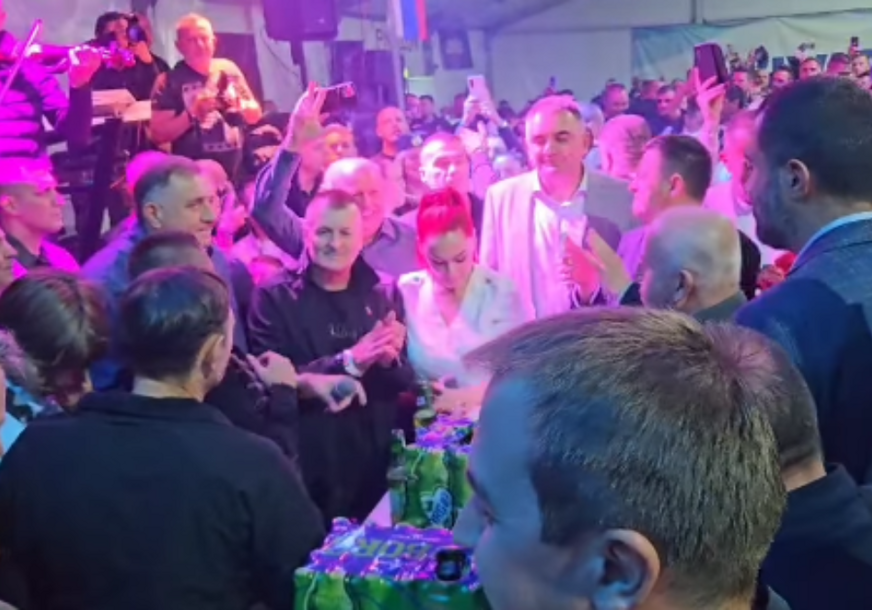 „PROĐI, MILE, VEČERAS KROZ SELO“: Dodik kitio muzičare na Kočićevom zboru, a evo sa kime je zapjevao na Manjači pod šatorom (FOTO/VIDEO)