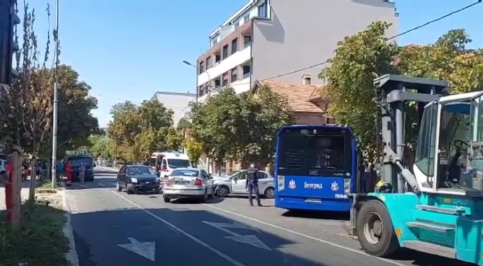 ПРВИ СНИМЦИ СА МЈЕСТА ЈЕЗИВЕ НЕСРЕЋЕ У ЗЕМУНУ: Дјевојчица погинула, остала заглављена под аутобусом (ВИДЕО)