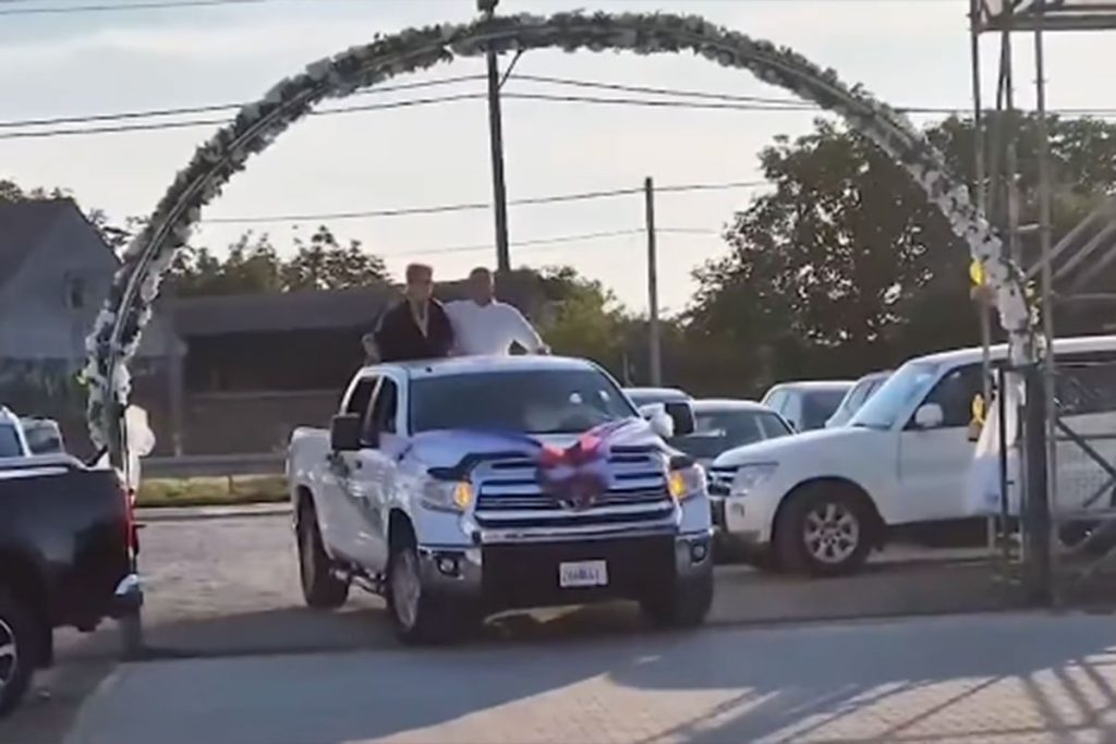 ĆANU NA VESELJE U PRIKOLICI AUTOMOBILA: „Problem“ nastao na ulazu u šator (VIDEO)