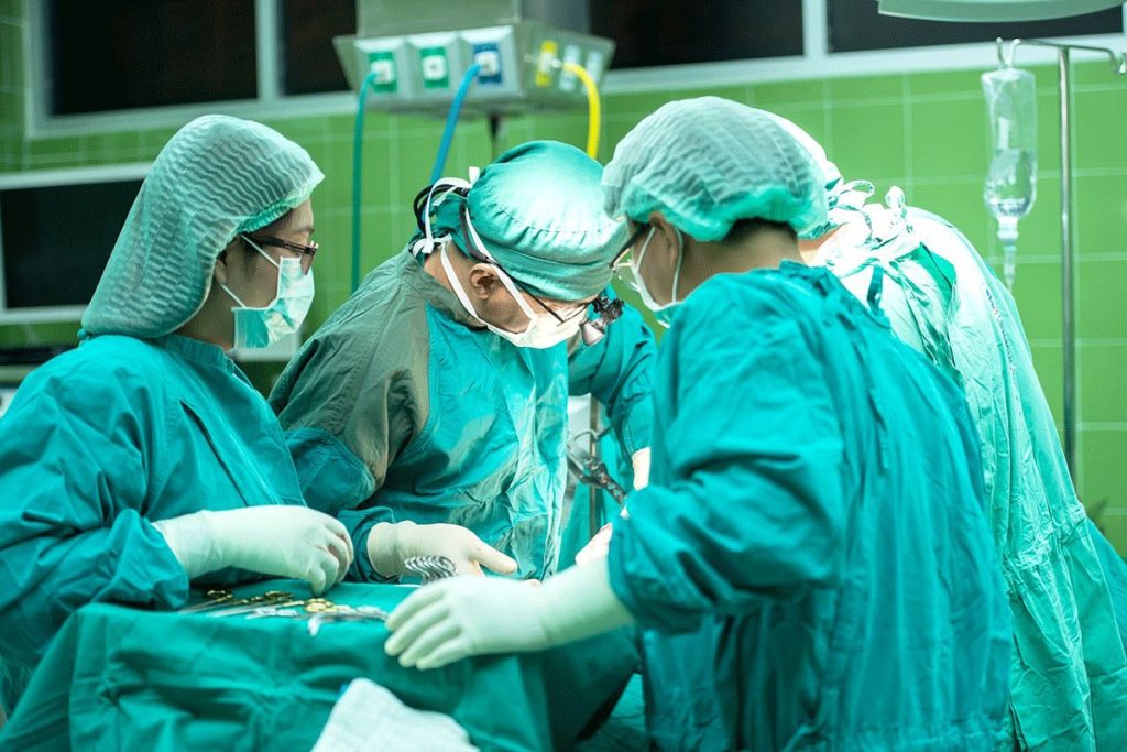 NESVKAIDAŠNJA INTERVENCIJA: Banjalučka doktorica pacijentu izvadila crva iz oka – FOTO