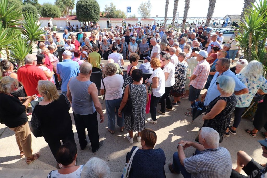 PODIJELILI 1.350 KOVERTI, U SVAKOJ 1.200 EVRA: „Švedsko ostrvo“ u Jadranskom moru iznenadilo stanovnike