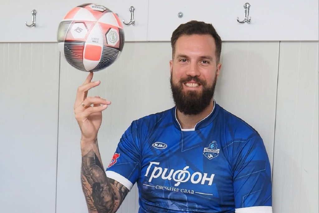 VIJEST KAO GROM IZ VEDRA NEBA: Raduljica postao fudbaler, potpisao i ugovor (FOTO)