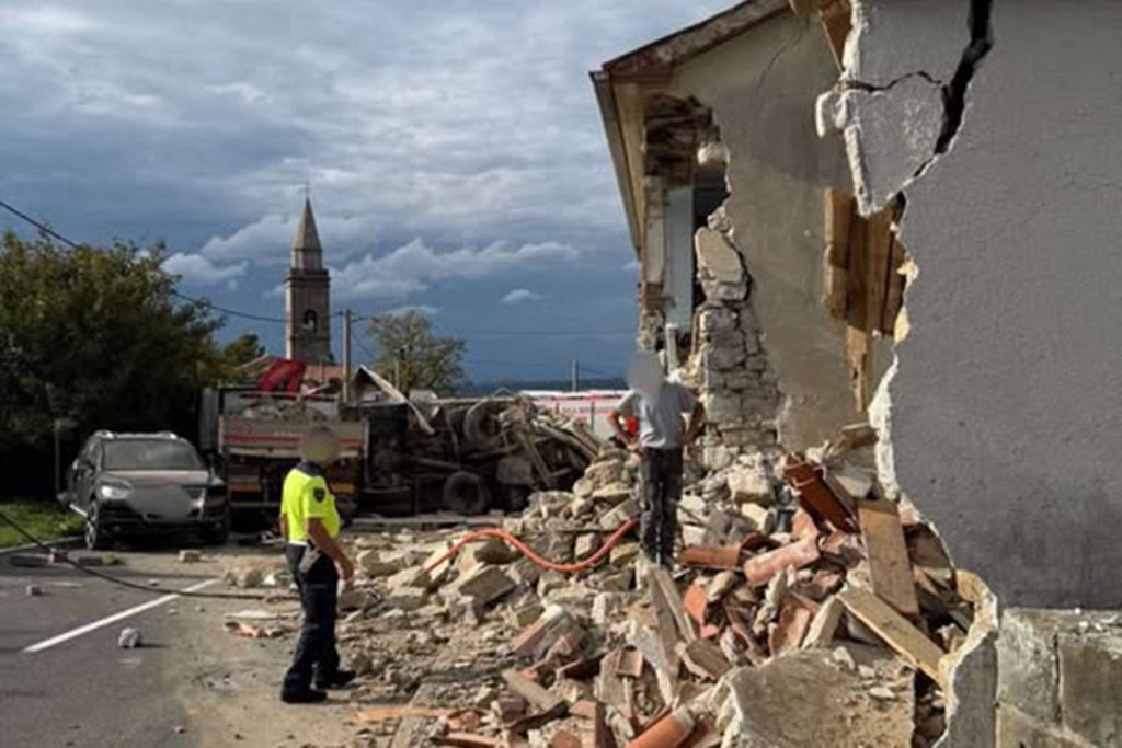 СТРАШНА НЕСРЕЋА У КОПРУ: Сударили се два камиона и аутомобил, један теретњак срушио кућу од силине удара (ФОТО/ВИДЕО)