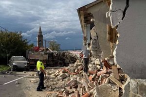 STRAŠNA NESREĆA U KOPRU: Sudarili se dva kamiona i automobil, jedan teretnjak srušio kuću od siline udara (FOTO/VIDEO)