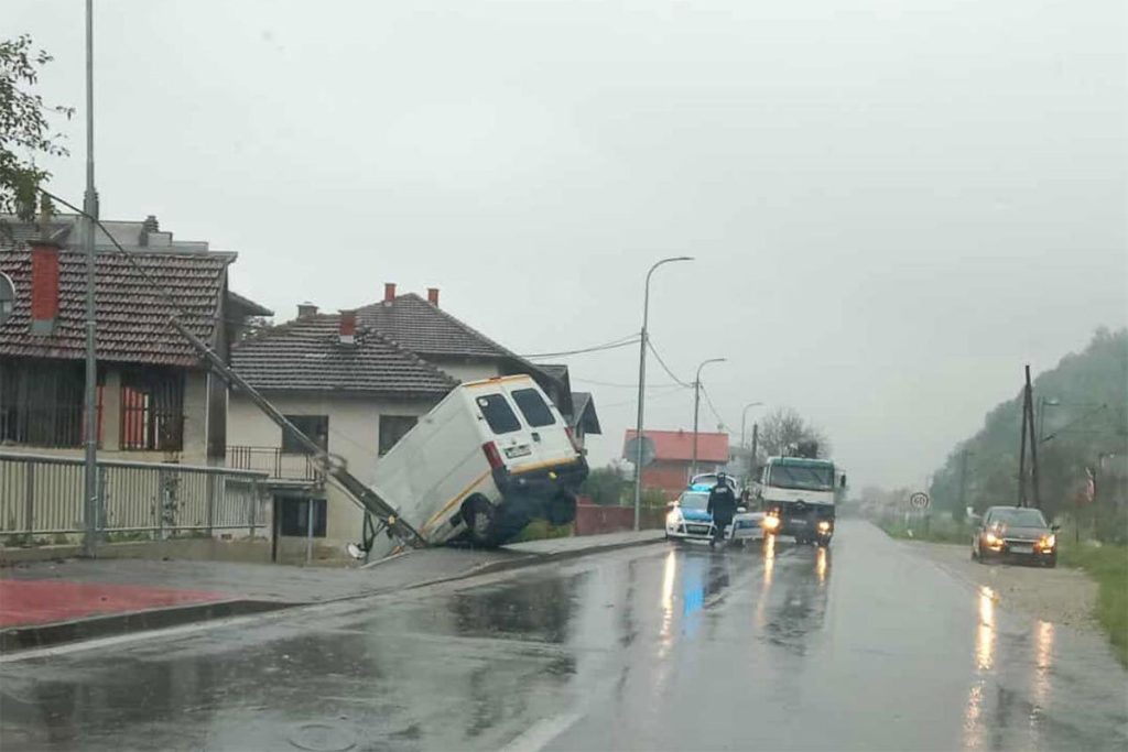 КОМБИ УДАРИО И ОБОРИО РАДАР: Несвакидашња саобраћајка код Новог Града