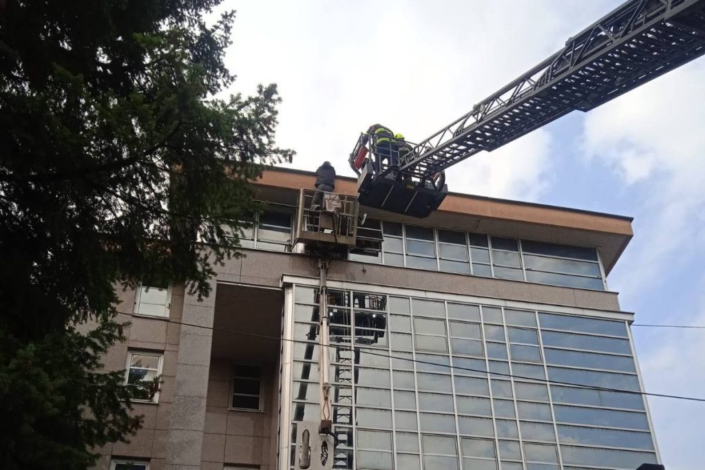 NESVAKIDAŠNJA INTERVENCIJA U BANJALUCI: Osam vatrogasaca spasavalo muškarca iz korpe (FOTO)