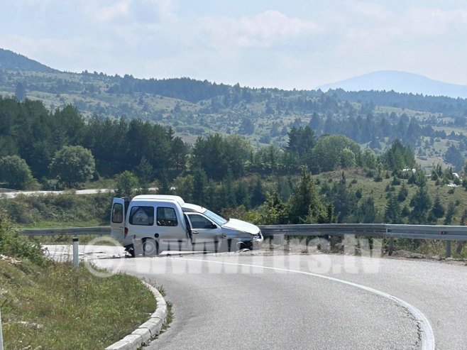 ТЕШКА НЕСРЕЋА КОД КУПРЕСА: Возач изашао да постави трогуао па погинуо