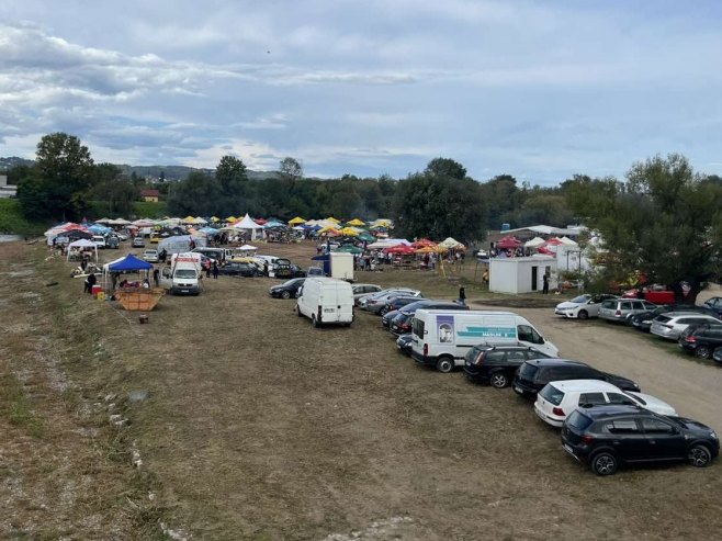 „KRAJIŠKA GUČA“ OKUPILA 10.000 LJUDI: Kotlićijada u Česmi postaje tradicija, Dodik među narodom (FOTO)