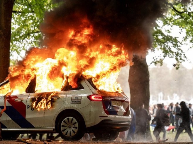 NEREDI U HAGU: Demonstranti napali policiju, uhapšeno 30 ljudi