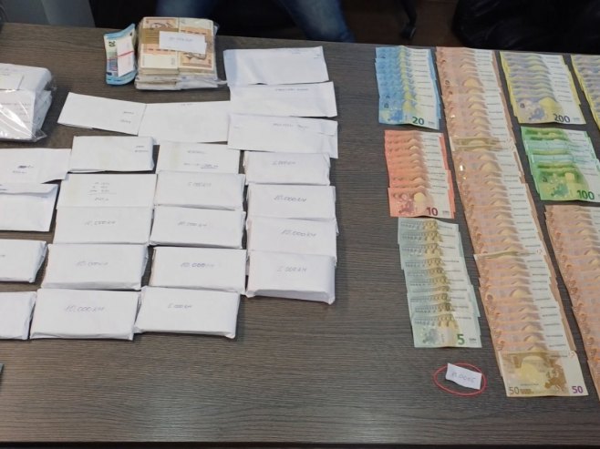 АКЦИЈА „ФИРМА“: Ухапшено 8 особа, одузет новац и скупоцјени аутомобили и предмети (ФОТО)