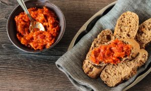 NAPRAVITE „LAŽNI AJVAR“ ZA SAMO POLA SATA: Ako nemate vremena da stojite pored šporeta, ovo je recept za vas