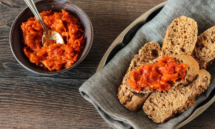 NAPRAVITE „LAŽNI AJVAR“ ZA SAMO POLA SATA: Ako nemate vremena da stojite pored šporeta, ovo je recept za vas